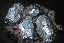 Patates folyo içinde kömür: en iyi yemek tarifleri. Patates ile domuz yağı folyo ızgara