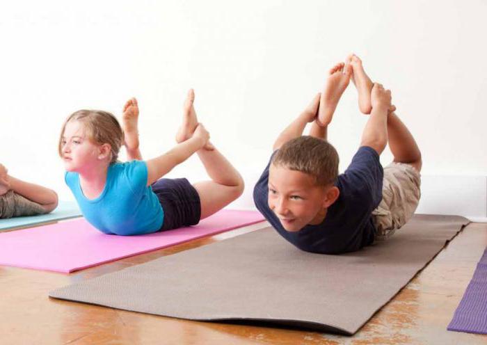eine Reihe von übungen für die richtige Körperhaltung für Kinder