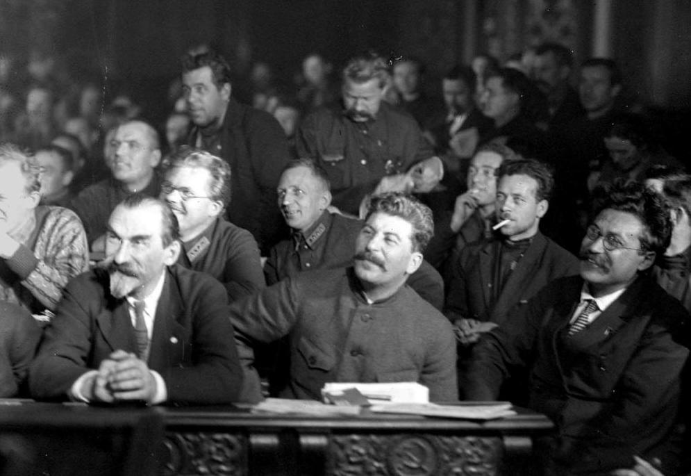 Stalin entre os deputados do congresso