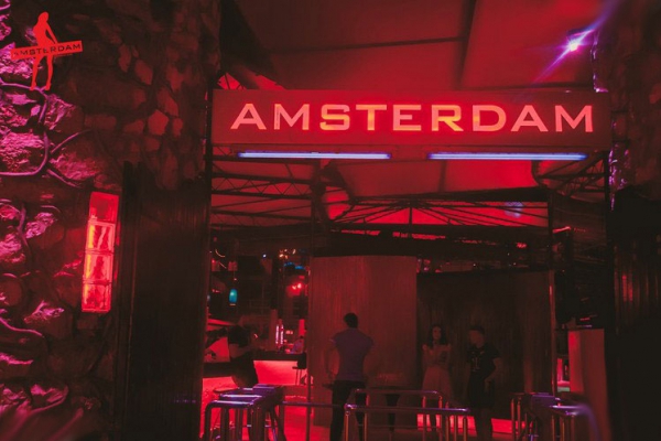 "أمستردام" في سيمفيروبول