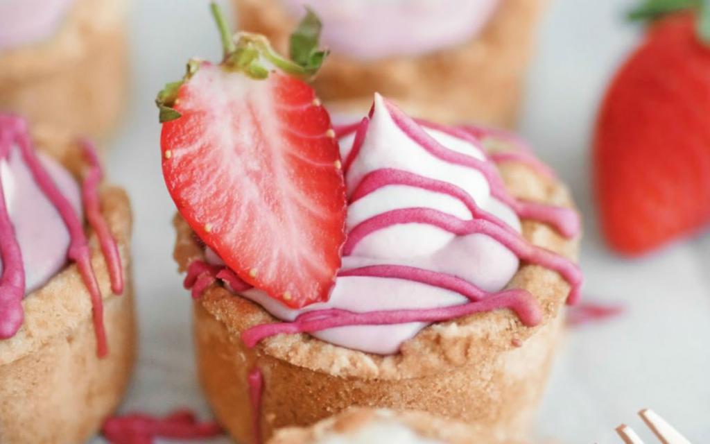 Tartlets with strawberry cream