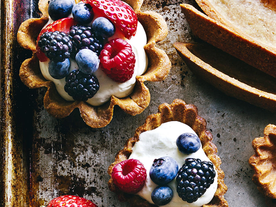 Tartlets with white chocolate and berries