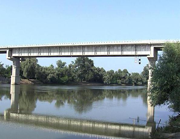 جسر على نهر كوبان في Varenikovskaya مفتوحة