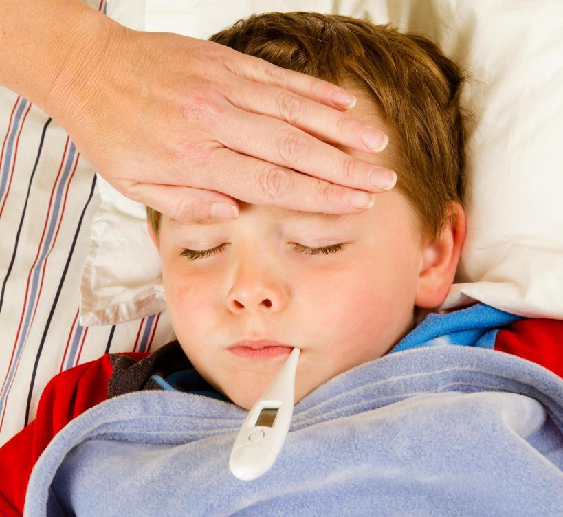 un niño con fiebre alta