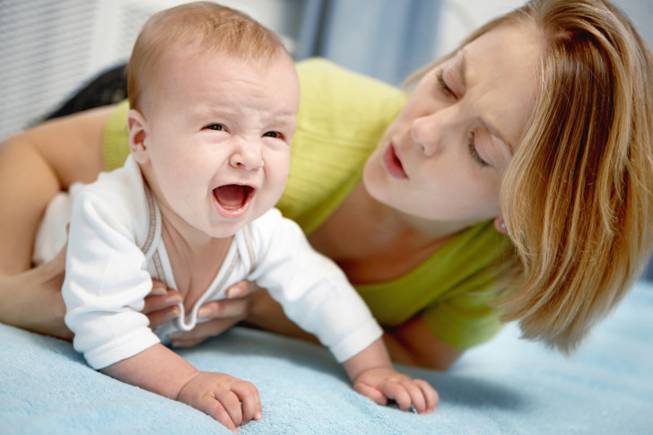 quais os sintomas de коликов em recém-nascidos