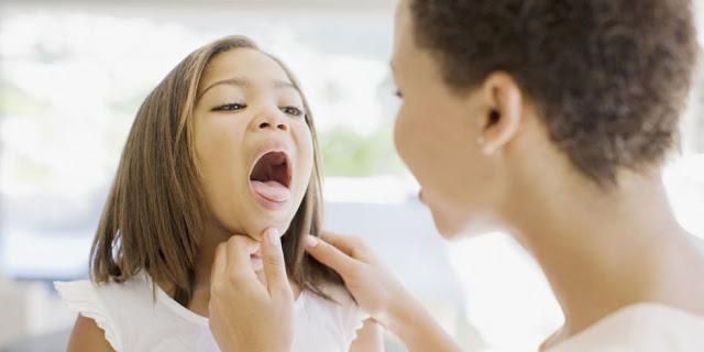 如何治疗疱疹的喉咙痛的儿童