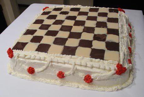 um bolo em forma de tabuleiro de xadrez