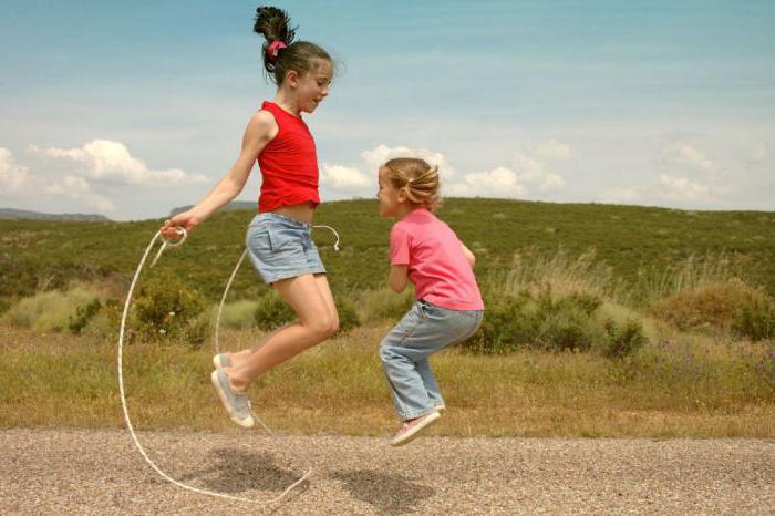 Como ensinar a criança corretamente saltar à corda