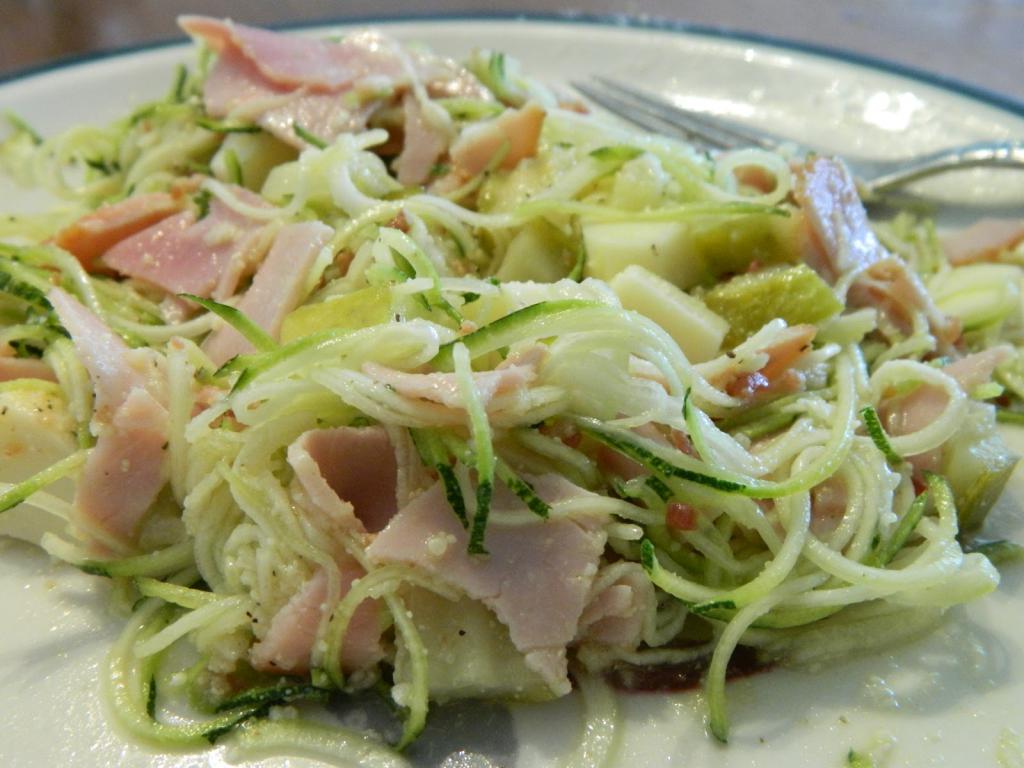 Salat mit chinesischem Sauerkraut und Schinken