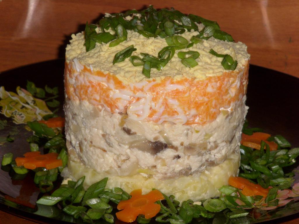 Schicht-Salat "Fuchsschwanz" auf dem Teller