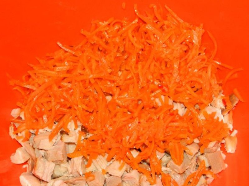 la preparación de la ensalada con el por la zanahoria y el pollo