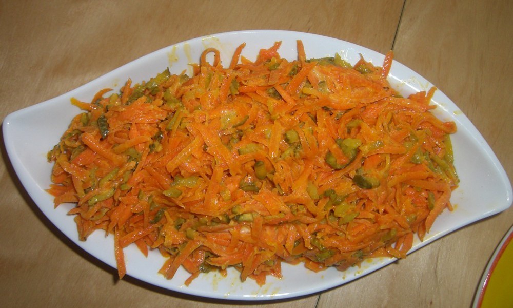 Salat "Fuchsschwanz" mit gekochtem Huhn und Karotten
