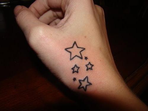 tatuaje en el brazo de miniaturas