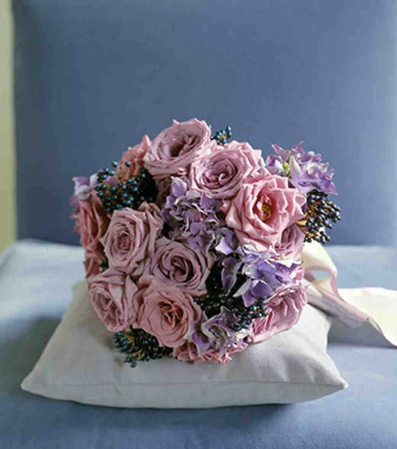 a Bouquet of lilac roses