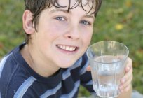 Um experimento científico com a água para as crianças: opções