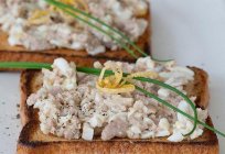 Leckere Snack - Sandwiches mit der Leber von Kabeljau und Eiern