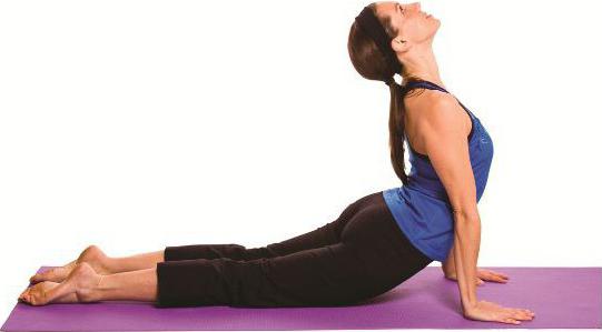 la postura de la cobra en el yoga, el beneficio y el daño