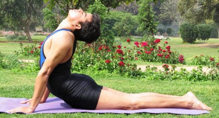 la postura de la cobra en el yoga