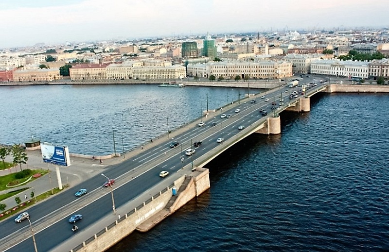 彼得堡的阿特拉斯的桥梁