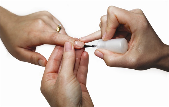 Nakładanie lakieru na paznokcie