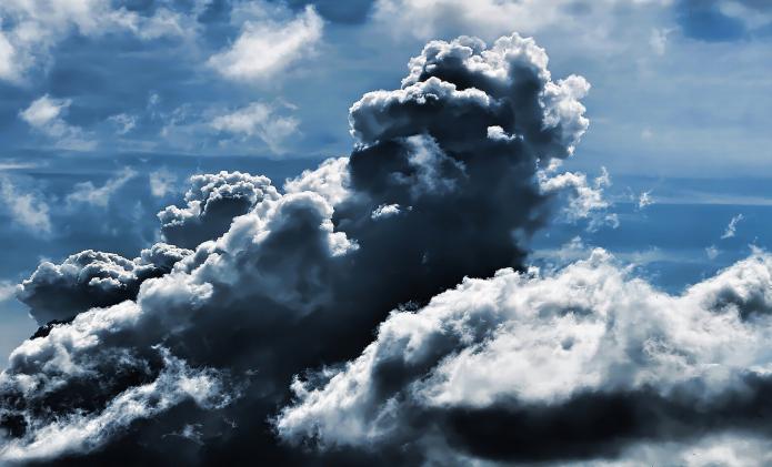 chmury to na żywo lub nieożywiona natura