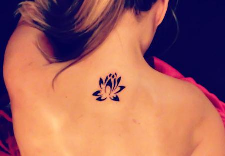 a Tatuagem de flores de lótus