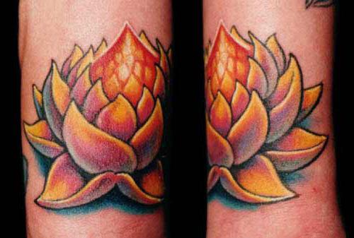 Tatuaż kwiat lotosu na nodze