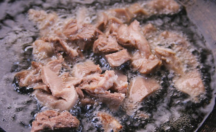 Скільки варити язик яловичий у каструлі