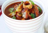 Wie zu Kochen für den Salat Calamari? Salat mit Tintenfisch