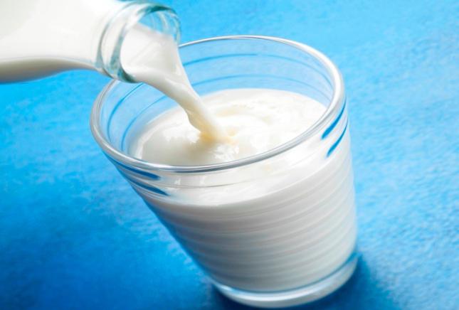 Milch und Mineralwasser gegen Husten