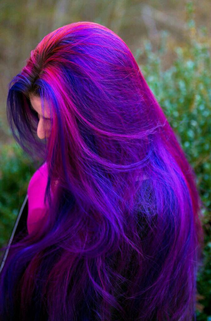 Brilhante pintar o cabelo em duas cores