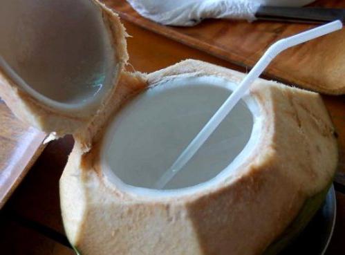 las propiedades del agua de coco
