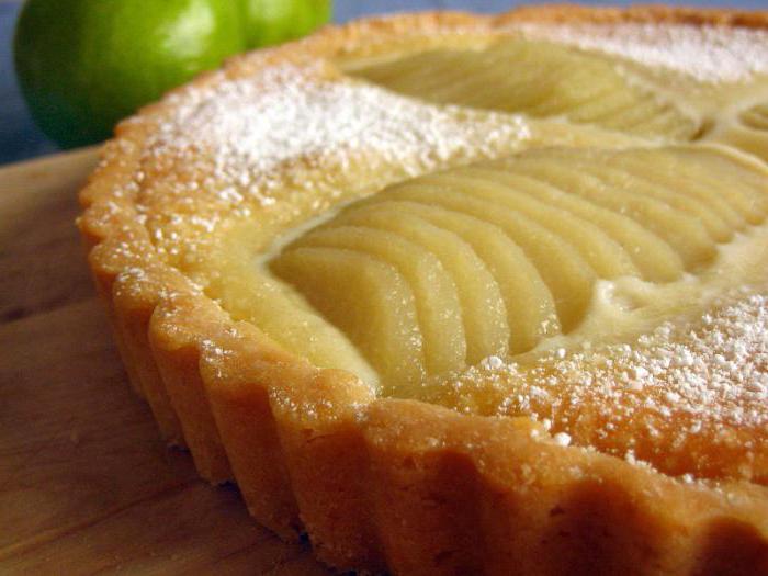 the pie of puff pastry with pears