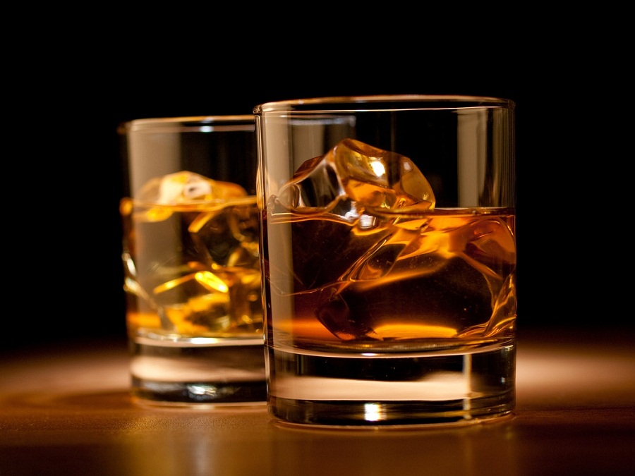 Copos e copos de whisky