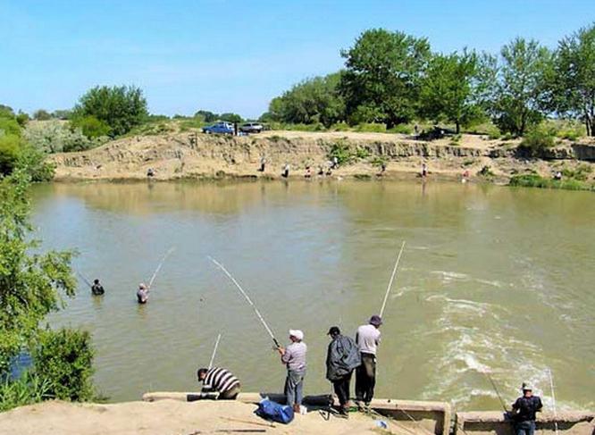 la pesca en daguestán en la carpa