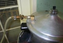 O gerador de vapor para banhos de suas próprias mãos. O gerador de vapor para o banho turco