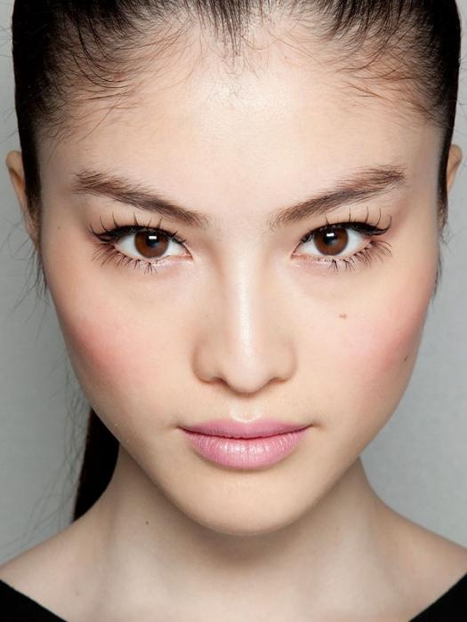 make-up für die überhängenden Augenlidern