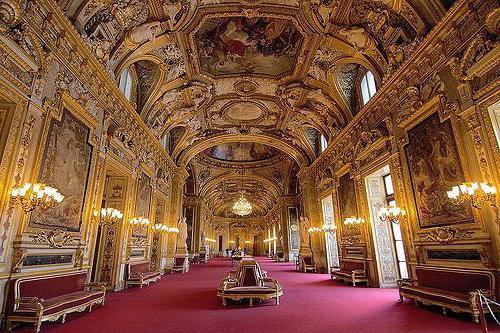 اللوفر و قصر في باريس