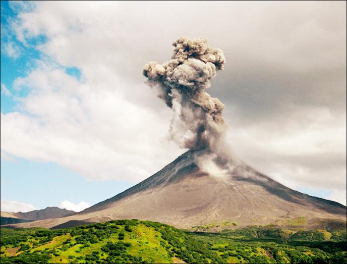 um vulcão em Erupção na península de kamchatka