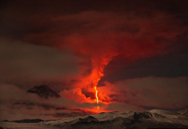 por um vulcão em Erupção na península de kamchatka foto