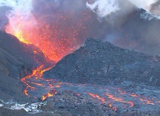 um vulcão em Erupção na península de kamchatka consequências