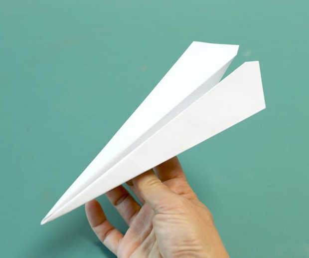 aviones de papel con sus manos