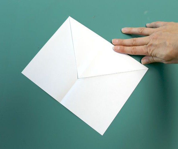 aviões de papel com as mãos