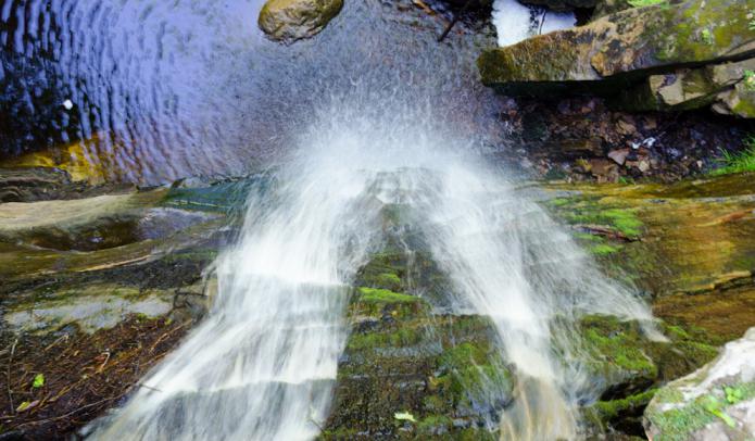 welche Träume Wasserfall mit klarem Wasser