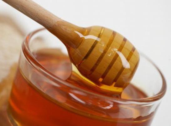 warmes Wasser mit Honig