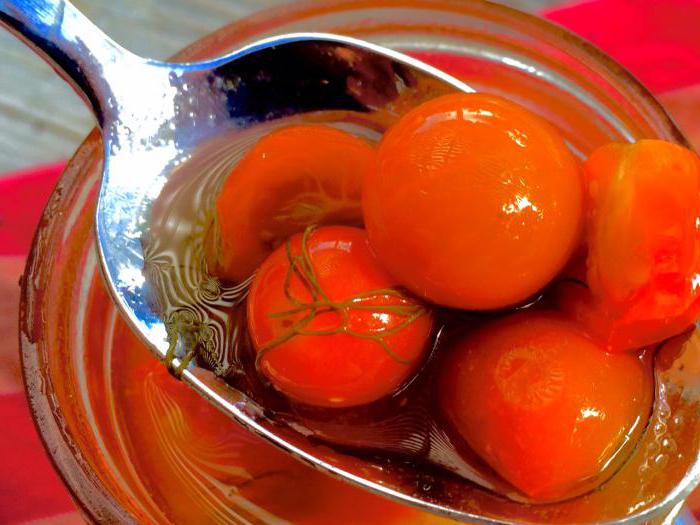 el marinado para los tomates en 3 litros de banco en invierno