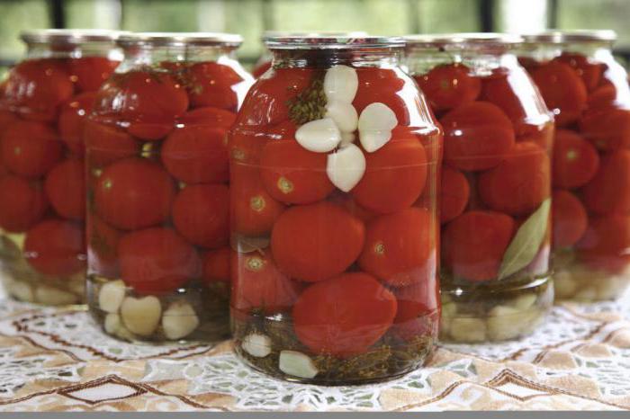 el marinado para los tomates en 3 litros de banco de esterilización