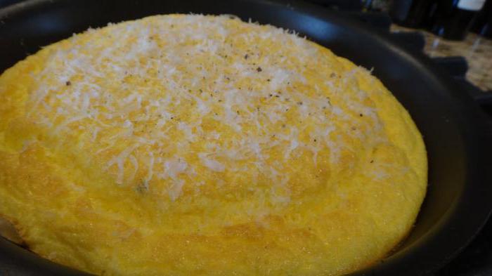 omlet z mąką i mlekiem na patelni