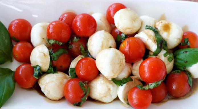 Салат капрезе з помідорами черрі рецепт