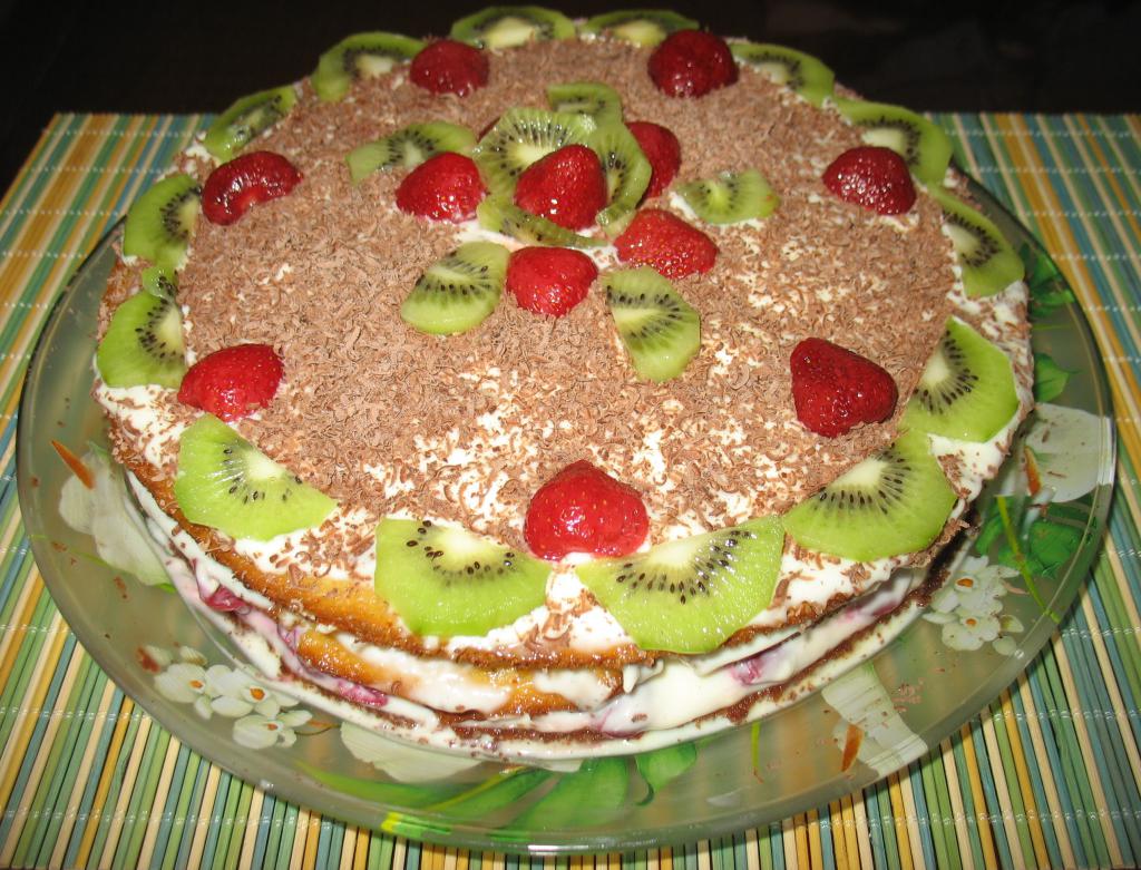 қаймақтан жасалған торт, жеміс-жидекпен